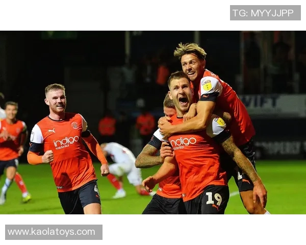 卢顿球员巴马尔任意球慢镜头：赏心悦目，足坛艺术的诗意定格